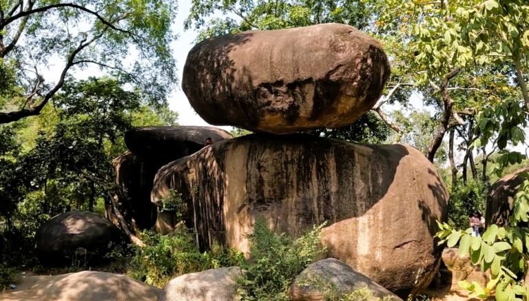 A big rock balancing on another rock in Jabalpur