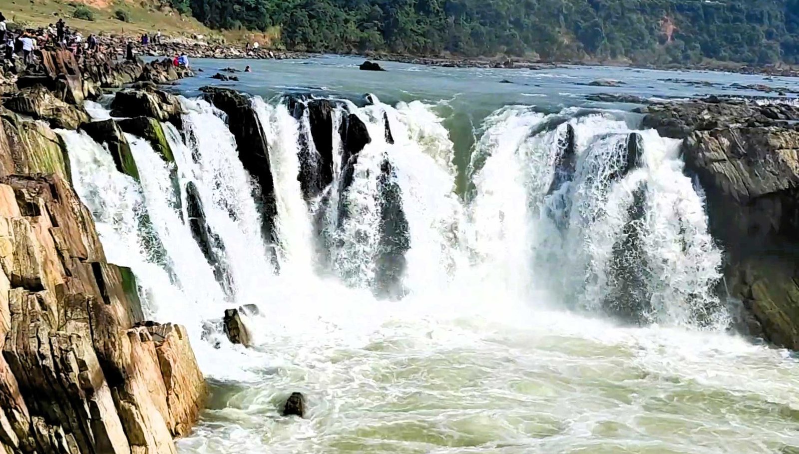 view of Dhuandhar Waterfalls in Jabalpur